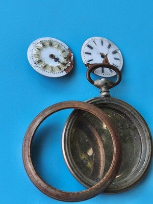 Anciens éléments de montres à gousset vintage, cadrans émaillés abîmés, boîtier