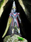 Figurine Ultraman Bandai Kaiju 500 Series, bras translucide, costume noir rouge