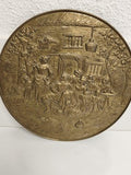 Grande plaque décorative ancienne laiton scène de taverne signée relief mural