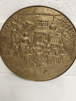 Grande plaque décorative ancienne laiton scène de taverne signée relief mural
