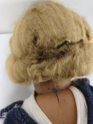 Poupée ancienne marque Ancienne, blonde, yeux bruns, tenue bleu marine
