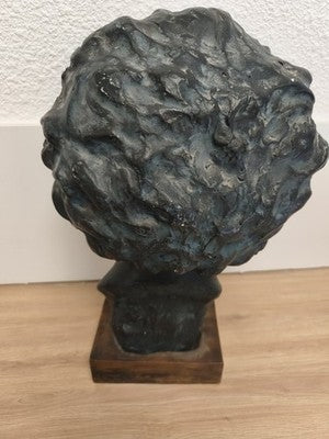 Ancien très grand buste de Beethoven, plâtre patiné noir, socle en bois