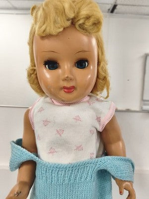 Ancienne poupée blonde aux yeux bleus, tenue tricot bleu ajouré et body