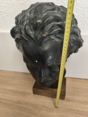 Ancien très grand buste de Beethoven, plâtre patiné noir, socle en bois