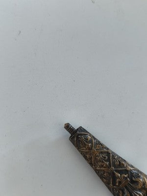 Ancien élément décoratif en métal patiné, fleur de lys en relief
