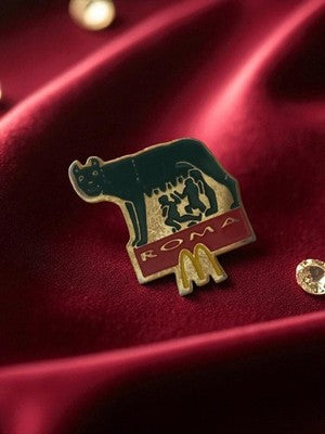 Pin's publicitaire ancien McDonald's Rome louve vintage logo fast-food rétro