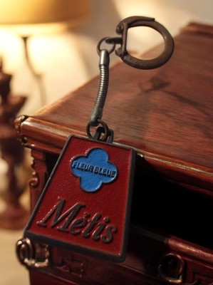 Porte-clés publicitaire vintage Fleur Bleue Métis rouge bleu rétro