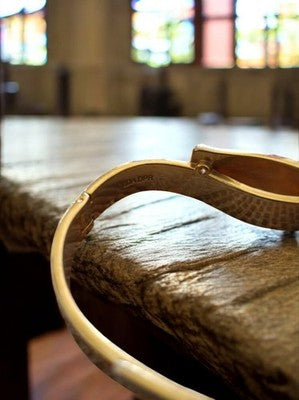 Bracelet jonc vintage doré, finition martelée, bijou fantaisie rétro