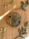 Pendentif rond vintage métal années 50 motif végétal gravé bijou ancien