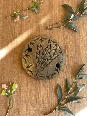 Pendentif rond vintage métal années 50 motif végétal gravé bijou ancien