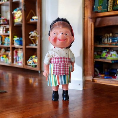Poupée vintage allemande 1950, visage souriant, tablier à carreaux, jouet ancien