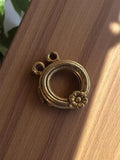 Pendentif vintage rond métal doré fleur, rétro années 50, bijouterie ancienne