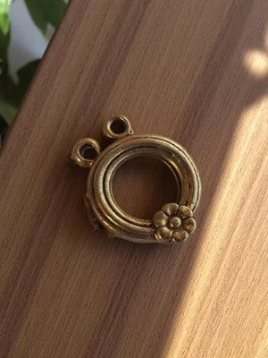 Pendentif vintage rond métal doré fleur, rétro années 50, bijouterie ancienne