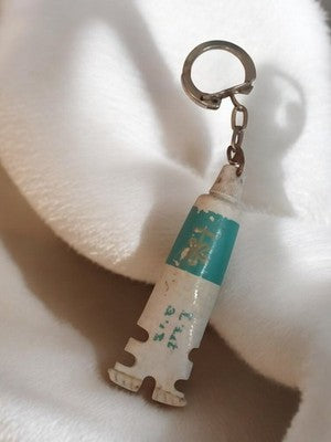 Porte-clés ancien publicitaire vintage tube crème rétro promotionnel blanc bleu