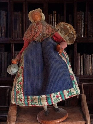 Santon ancien signé Jouglas femme panier œufs costume provençal vintage déco