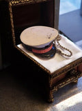 Briquet vintage rétro forme casquette police, finition noire et crème, non testé