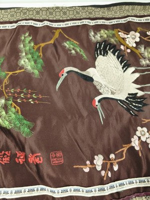 Broderie chinoise ancienne en soie, fond brun, grues, pins et bordure brocart