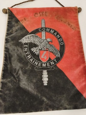 Fanion militaire ancien satin rouge/noir, baguette bois, commando 4