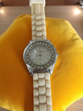 Montre femme vintage Present strass cadran blanc bracelet crème rétro quartz