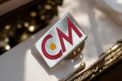 Pin's vintage rectangulaire CM logo rouge Paris France badge ancien