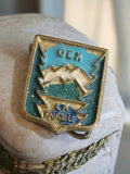 Broche émaillée GEX La Faucille vintage dorure sur métal blason montagne