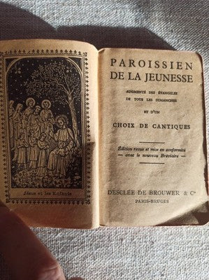 Livre ancien Paroissien XIXe, reliure noire usagée, témoignage historique
