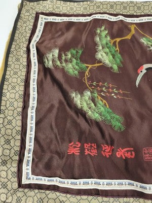Broderie chinoise ancienne en soie, fond brun, grues, pins et bordure brocart