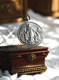 Médaille religieuse ancienne SANCTA INFANTIA métal argenté vintage catholique