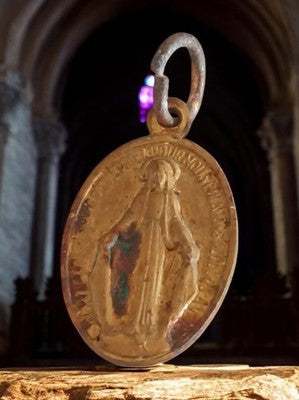 Médaille religieuse vintage plaquée or – Vierge Miraculeuse, ovale ancienne