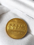 Médaille souvenir Pont du Gard dorée, aqueduc romain Nîmes vintage France