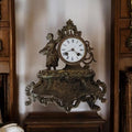 Pendule ancienne en métal décor figuratif XIXe style bronze doré