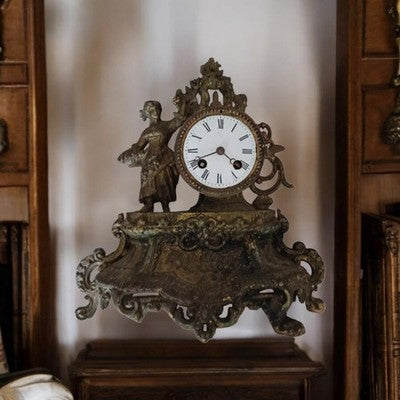 Pendule ancienne en métal décor figuratif XIXe style bronze doré