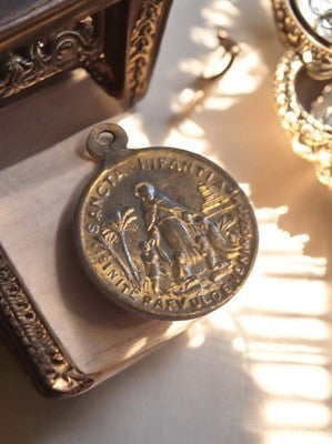 Médaille religieuse catholique vintage, Sancta Infantia, finition dorée
