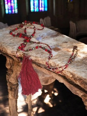 Collier fantaisie vintage perles rouges et pompon, style bohème rétro