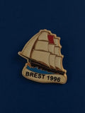Pin's ancien voilier Brest 1996 badge publicitaire marine vintage