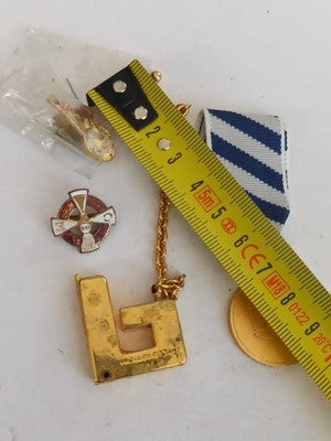 Lot médailles et broches vintage dorées, BEL Paris, insignes anciens rétro