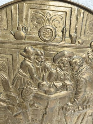 Grande plaque murale ancienne décorative laiton scène de taverne signée relief