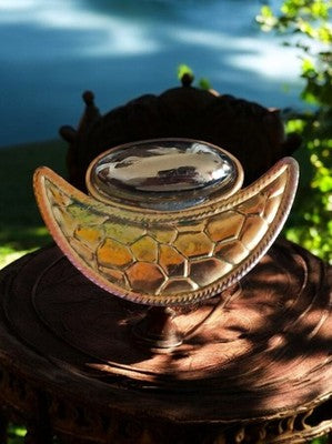 Broche créateur vintage demi-lune aspect doré motif alvéoles fantaisie