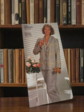 Carte publicitaire mode rétro femme Prades années 80, ensemble veste pantalon