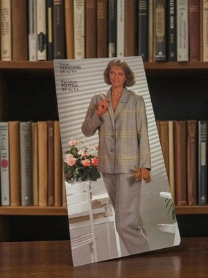 Carte publicitaire mode rétro femme Prades années 80, ensemble veste pantalon