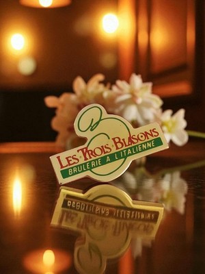 Pin's publicitaire vintage Les Trois Blasons émail – Brûlerie italienne café