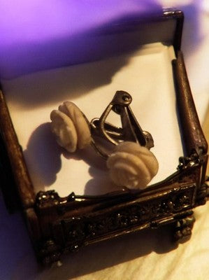 Boucles d’oreilles vintage 1960 clip roses ivoire fantaisie rétro