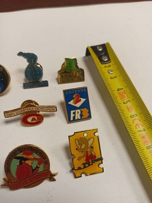 Lot 10 pin's publicitaires vintage, badges rétro, TV, marques, années 80-90