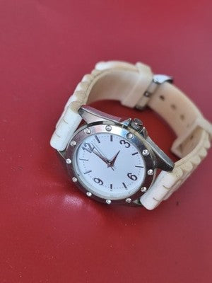 Montre ancienne femme rétro no name, style vintage, accessoire horlogerie collec
