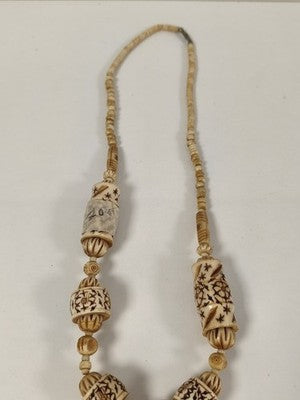 Ancien gros collier en os sculpté, perles gravées, décor brun, patine miel