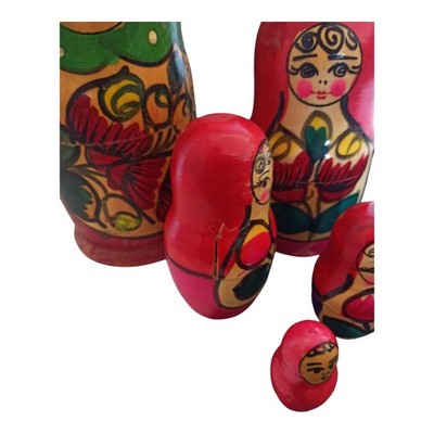 Poupée russe matriochka peinte main décor fleurs rouges style traditionnel
