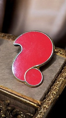 Pin's vintage Meublena point d'interrogation rouge rétro broche accessoire