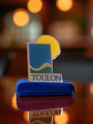 Pin's publicitaire vintage Toulon édition limitée soleil bleu