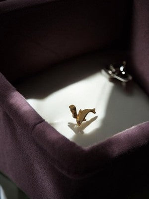 Pendentif dauphin vintage plaqué or, bijou rétro animalier ancien