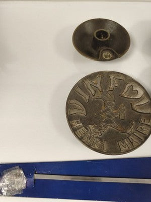 Lot cendriers et bougeoirs Henry Maire décor gravé, accessoires vin